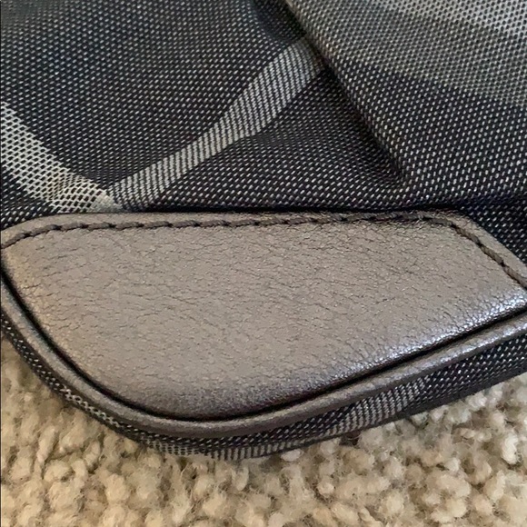 NWOT Authentic 2008 Burberry clutch with keychain - Picture 4 of 12